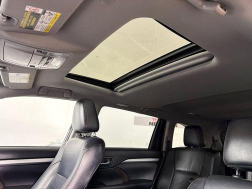 Midnight Black Metallic 2019 Toyota Highlander XLE