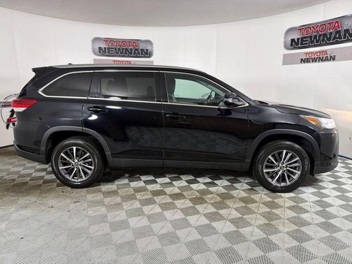 Midnight Black Metallic 2019 Toyota Highlander XLE