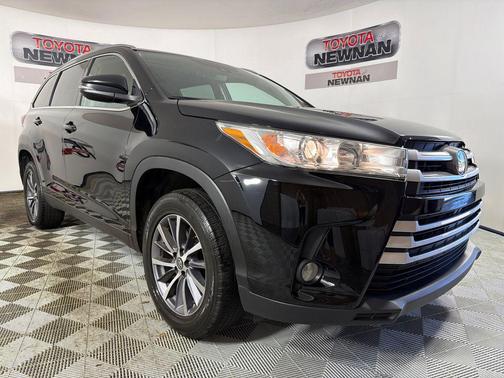 Midnight Black Metallic 2019 Toyota Highlander XLE
