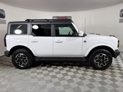 Oxford White 2024 Ford Bronco Outer Banks