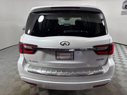 2023 INFINITI QX80 Luxe