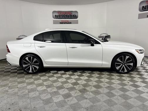 2022 Volvo S60 T5 Momentum