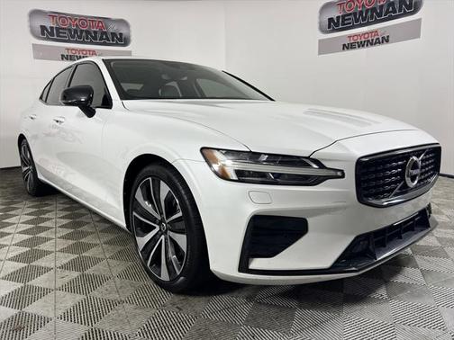 2022 Volvo S60 T5 Momentum