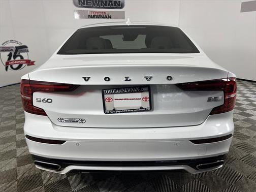 2022 Volvo S60 T5 Momentum