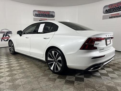 2022 Volvo S60 T5 Momentum