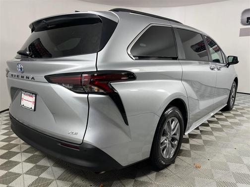 2025 Toyota Sienna XLE 8 Passenger
