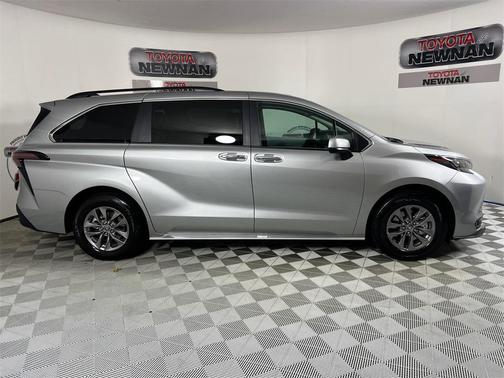 2025 Toyota Sienna XLE 8 Passenger