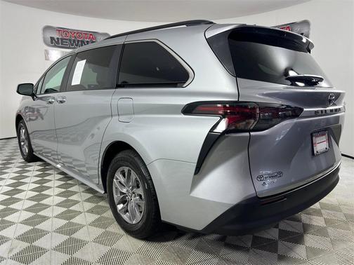 2025 Toyota Sienna XLE 8 Passenger