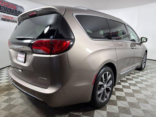 Molten Silver 2018 Chrysler Pacifica Limited