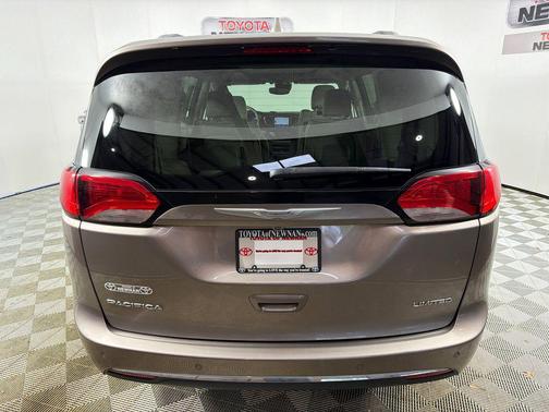 Molten Silver 2018 Chrysler Pacifica Limited