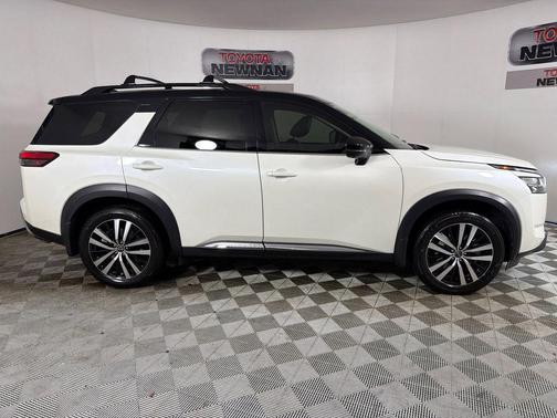 Pearl White Tricoat/Super Black 2024 Nissan Pathfinder Platinum FWD