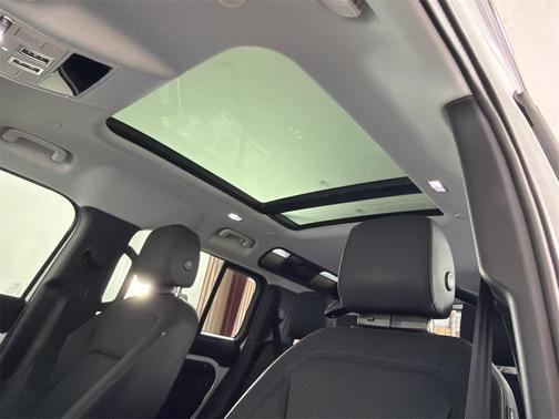 2025 Land Rover Defender 110 P300