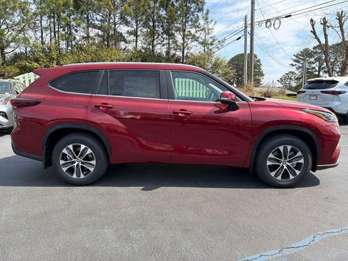 Pearl 2026 Toyota Highlander XLE