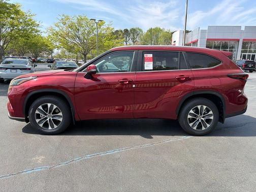 Pearl 2026 Toyota Highlander XLE