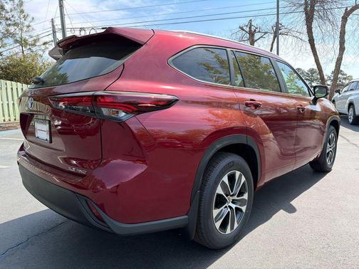 Pearl 2026 Toyota Highlander XLE