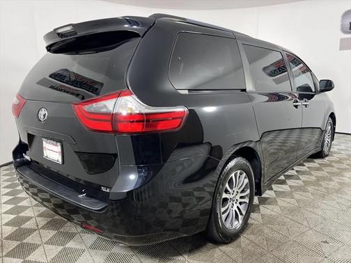 2020 Toyota Sienna XLE