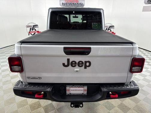 Bright White Clearcoat 2023 Jeep Gladiator Rubicon