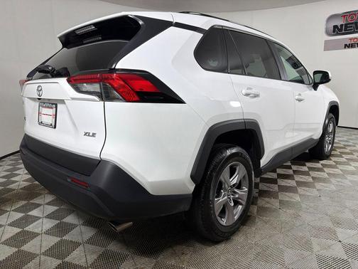 Ice Cap 2025 Toyota RAV4 XLE