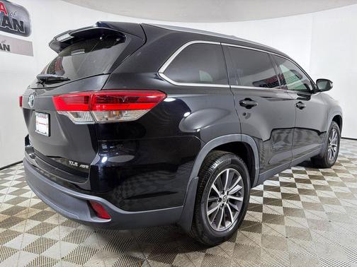 Midnight Black Metallic 2019 Toyota Highlander XLE