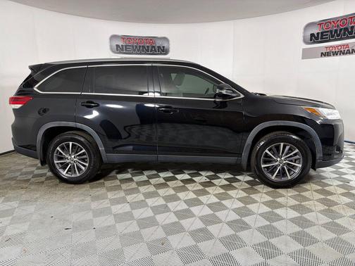 Midnight Black Metallic 2019 Toyota Highlander XLE