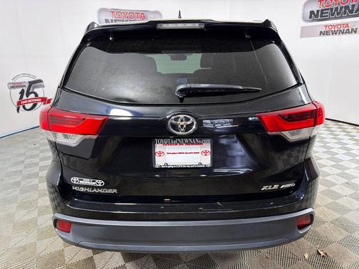 Midnight Black Metallic 2019 Toyota Highlander XLE