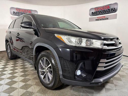 Midnight Black Metallic 2019 Toyota Highlander XLE