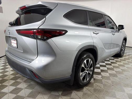 Celestial Silver Metallic 2024 Toyota Highlander XLE