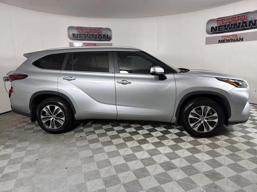 Celestial Silver Metallic 2024 Toyota Highlander XLE
