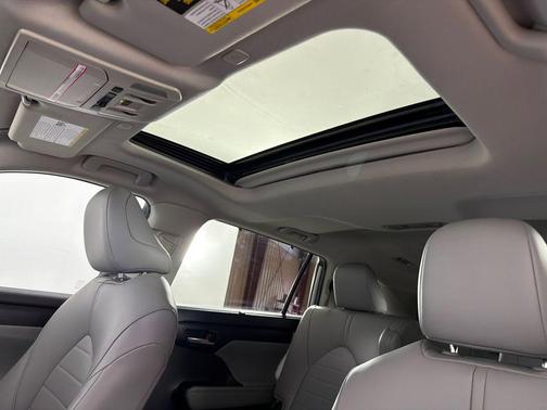 Celestial Silver Metallic 2024 Toyota Highlander XLE