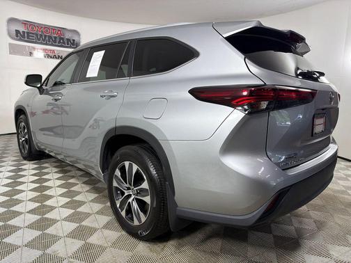 Celestial Silver Metallic 2024 Toyota Highlander XLE