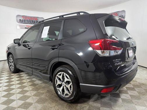 Crystal Black Silica 2023 Subaru Forester Premium