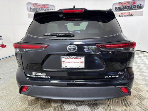 Midnight Black Metallic 2024 Toyota Highlander XLE