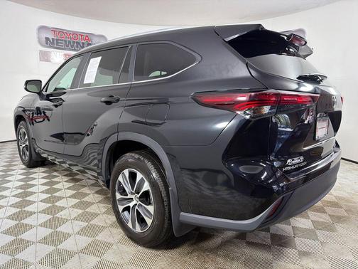 Midnight Black Metallic 2024 Toyota Highlander XLE