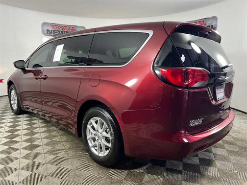2022 Chrysler Voyager LX