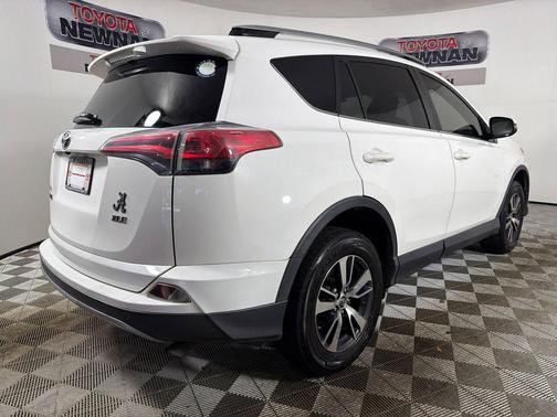 Super White 2018 Toyota RAV4 XLE