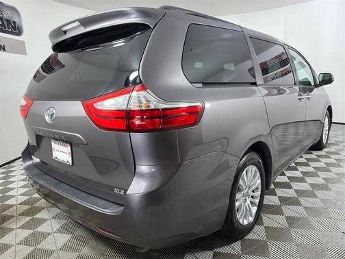 2016 Toyota Sienna XLE