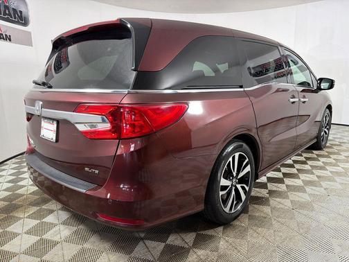 Deep Scarlet Pearl 2018 Honda Odyssey Elite