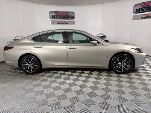 2025 Lexus ES 300h Base