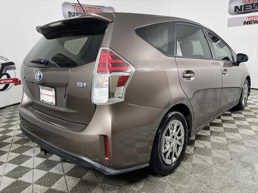 2017 Toyota Prius v Five