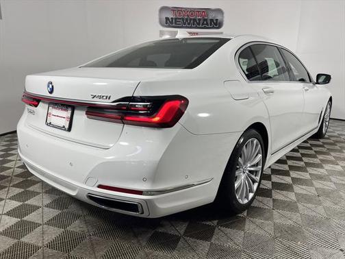 2022 BMW 740 i