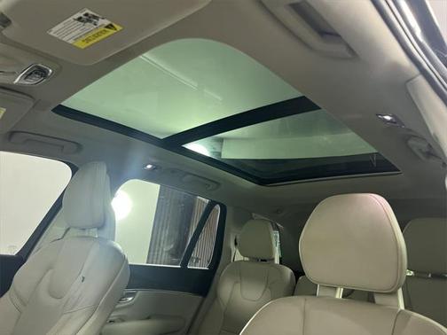 2017 Volvo XC90 T6 Momentum