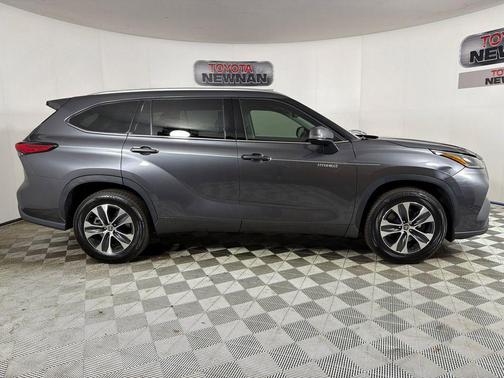 Magnetic Gray Metallic 2021 Toyota Highlander Hybrid XLE