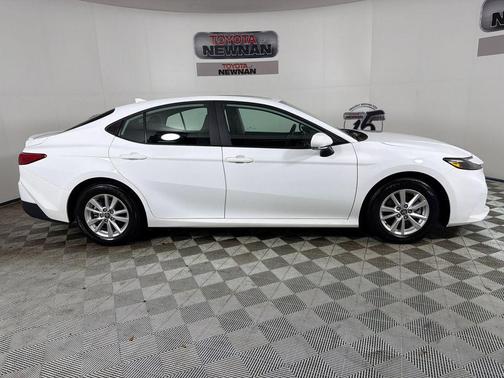 Ice 2025 Toyota Camry LE