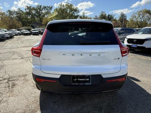 2024 Volvo XC40 B5 Core Dark Theme