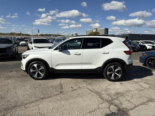 2024 Volvo XC40 B5 Core Dark Theme