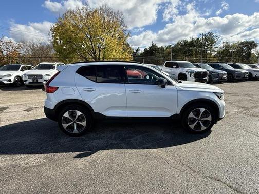 2024 Volvo XC40 B5 Core Dark Theme