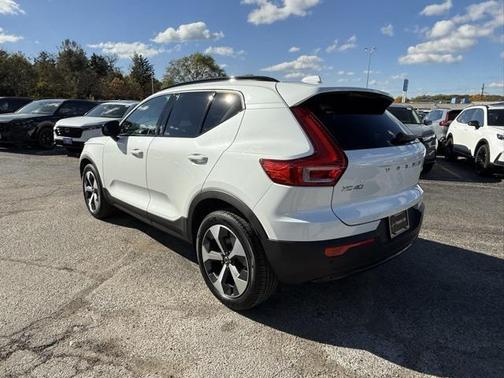 2024 Volvo XC40 B5 Core Dark Theme