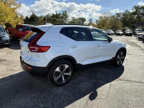 2024 Volvo XC40 B5 Core Dark Theme