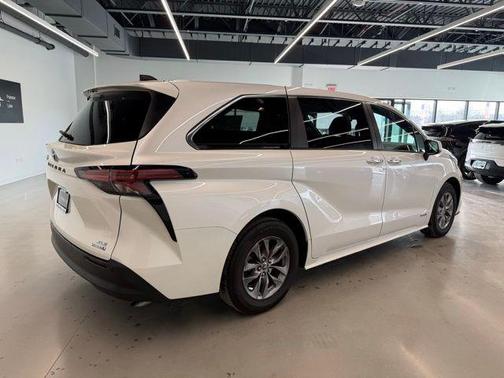 2021 Toyota Sienna XLE 7 Passenger