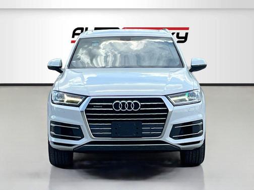 Glacier White 2019 Audi Q7 55 Premium